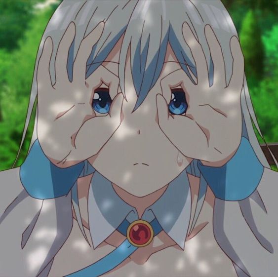 563x561