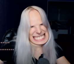 569x499