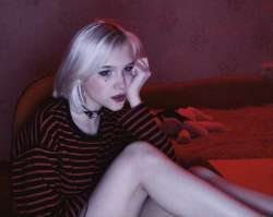 893x713