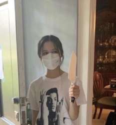736x792