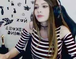 596x458